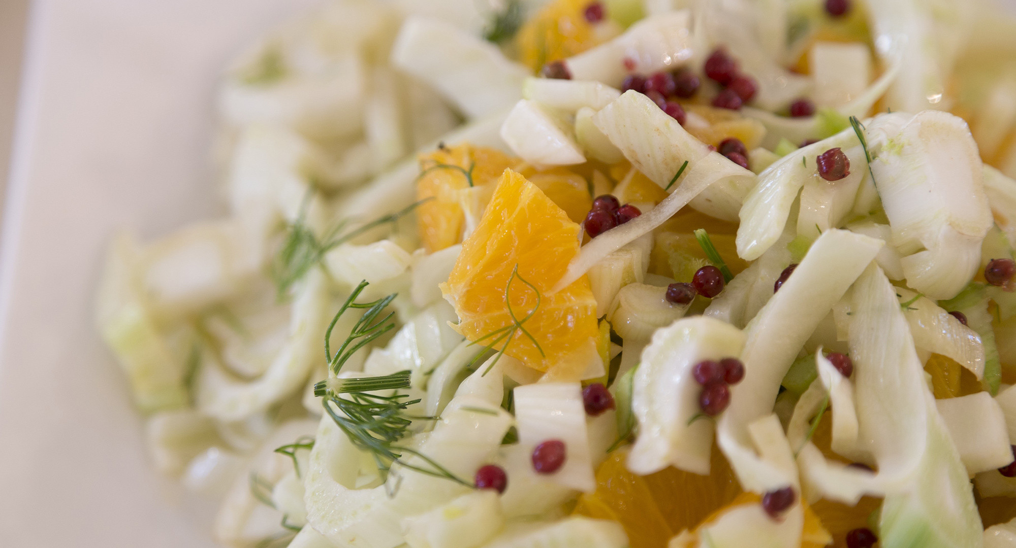 media.hotel_rimini_pranzo_aziendale_insalata_finocchio_mandarino_pepe_rosa_2000x1080