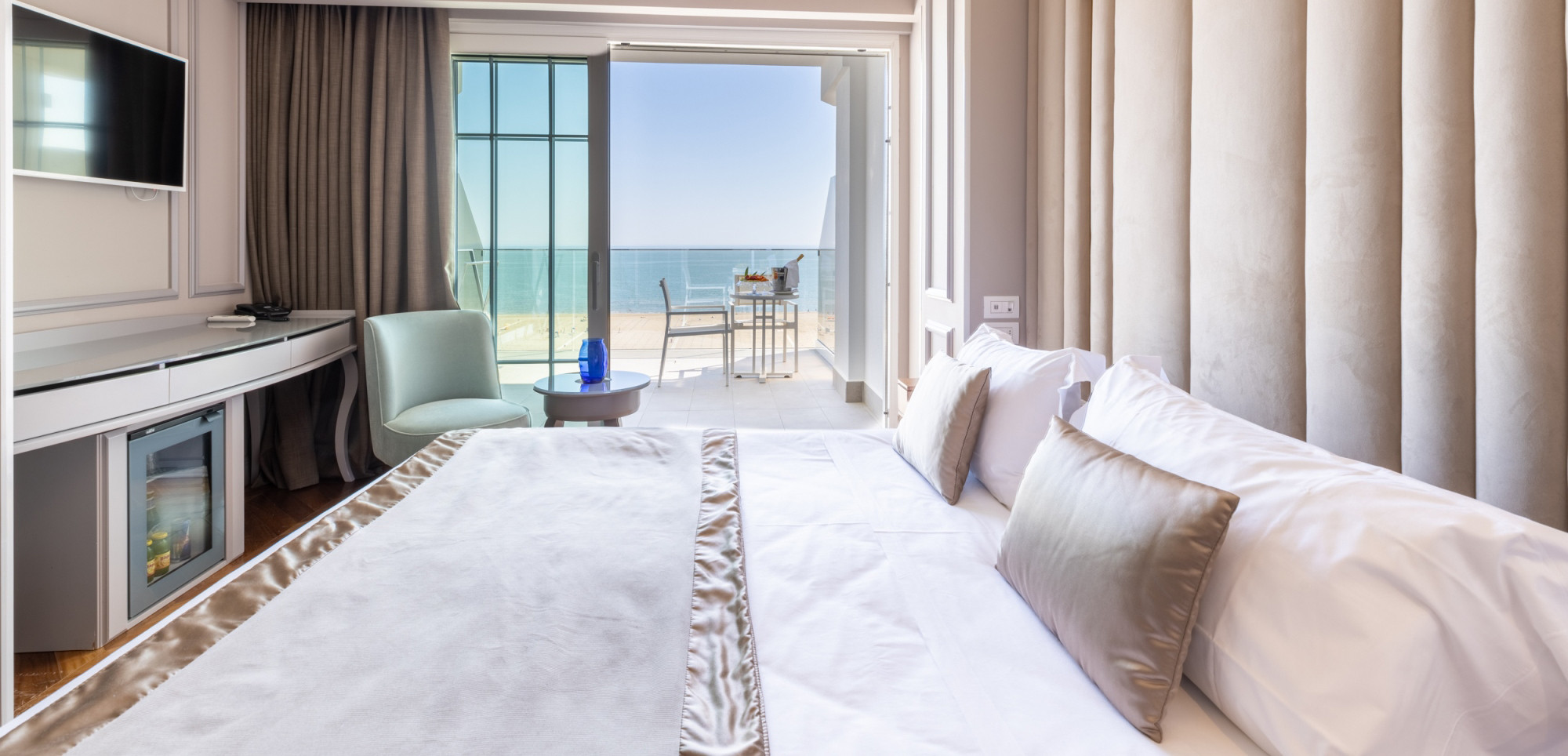 media.hotel_sporting_rimini_camera_deluxe_top_2000x964