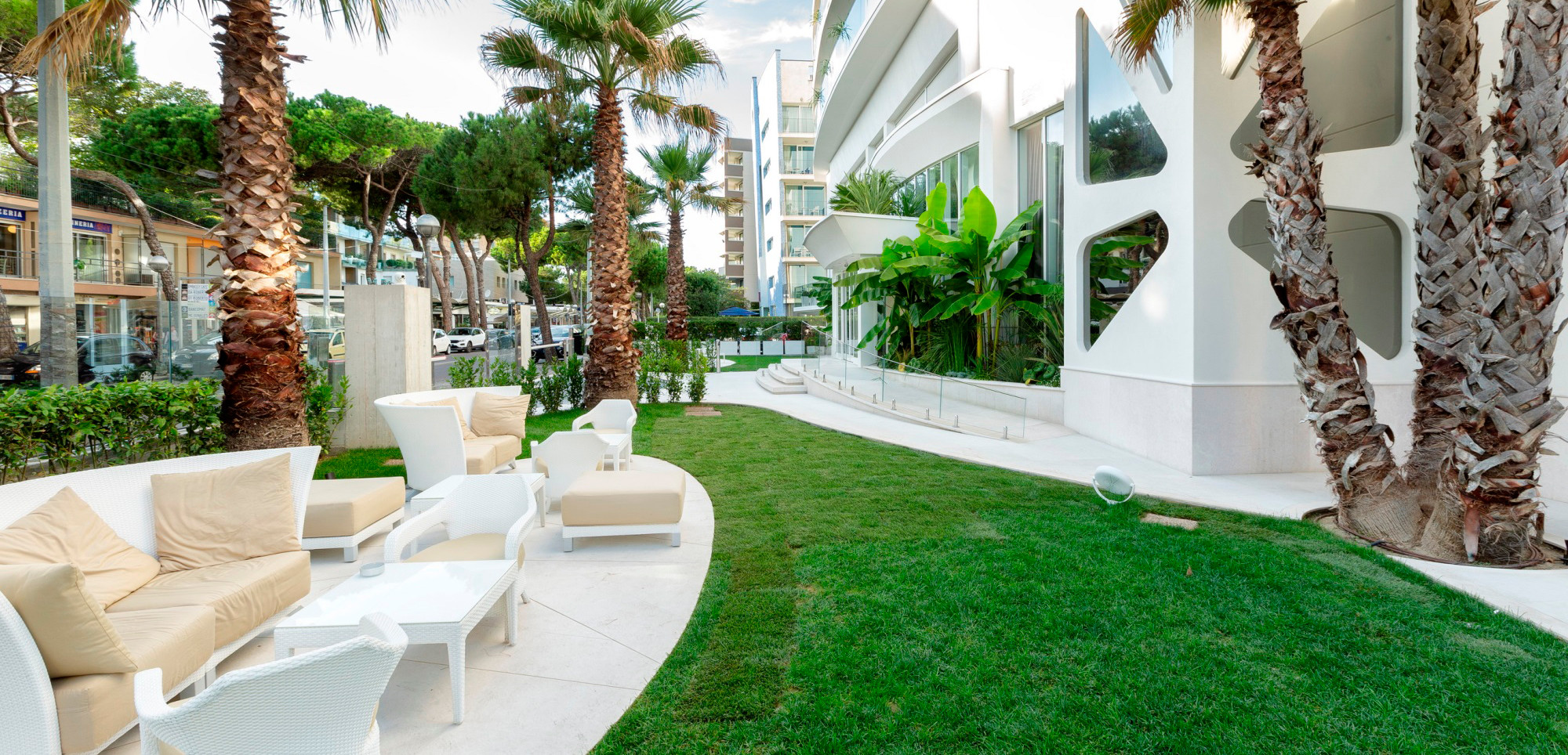 media.hotel_sporting_rimini_giardino_2000x964